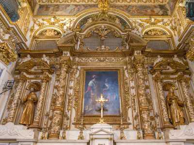 ...con ai lati le statue di san Francesco e santa Elisabetta d�Ungheria